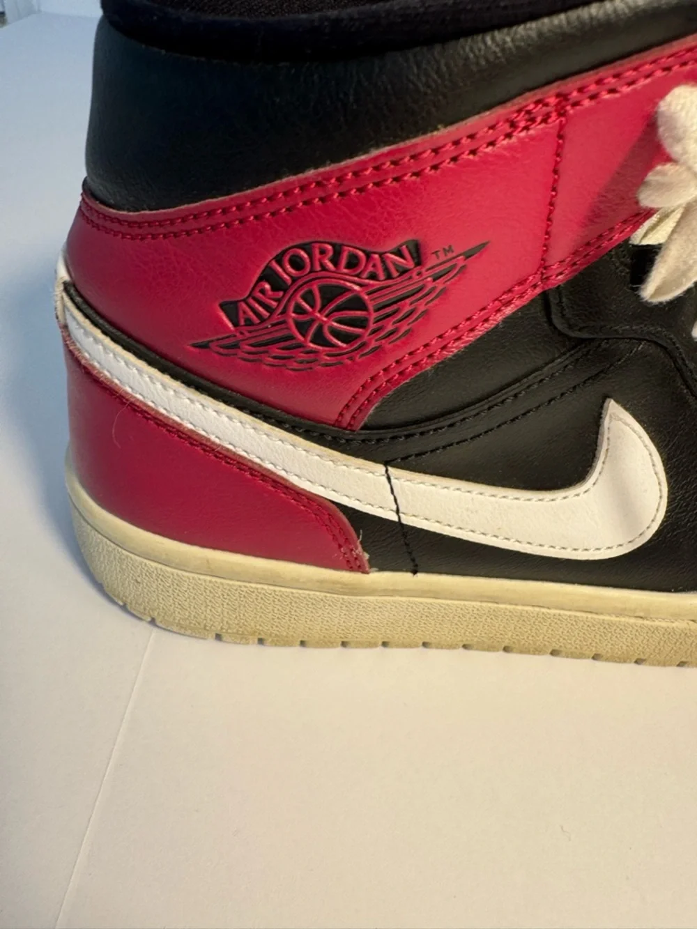 Nike Air Jordan 1 Mid GS Black White Red 6.5Y Youth   Womens 8 BQ6472-016